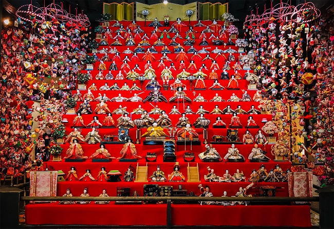 Treppenförmiges Podest mit zahlreichen Puppen zum japanischen Puppenfest