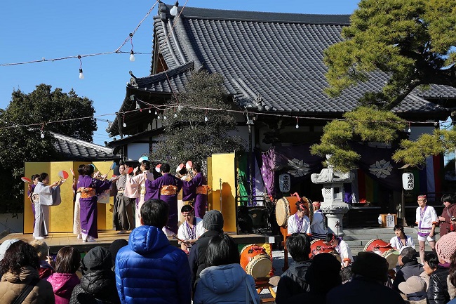 Tanzende Frauen im Kimono mit bunten Fächern in der Hand