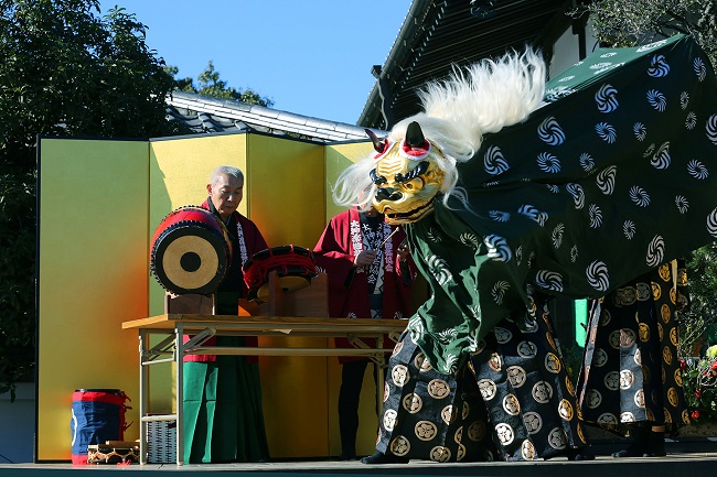 Shishimai (Löwentanz) mit Trommler im Hintergrund