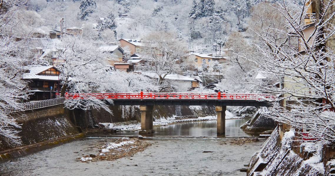 Die Nakabashi-Brücke im winterlichen Hida-Takayama