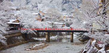 Die Nakabashi-Brücke im winterlichen Hida-Takayama