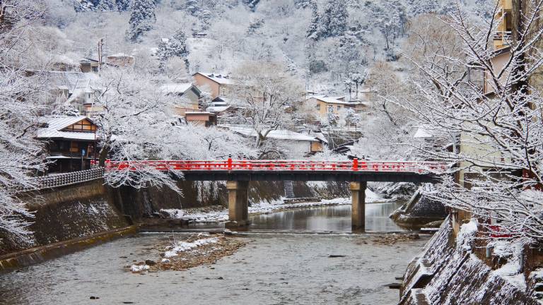 Die Nakabashi-Brücke im winterlichen Hida-Takayama