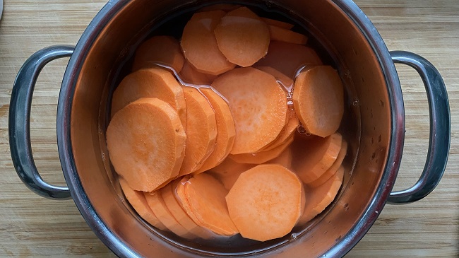 Süßkartoffelscheiben im Kochtopf