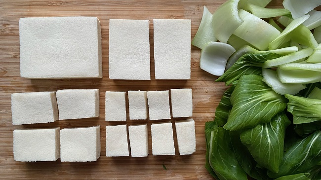 Tofu und Pak Choy in kleine Stücke geschnitten