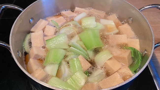 Tofu und Pak-Choy-Stücke im Topf