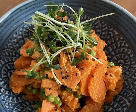 Süßkartoffelsalat mit Kresse und Sesam garniert