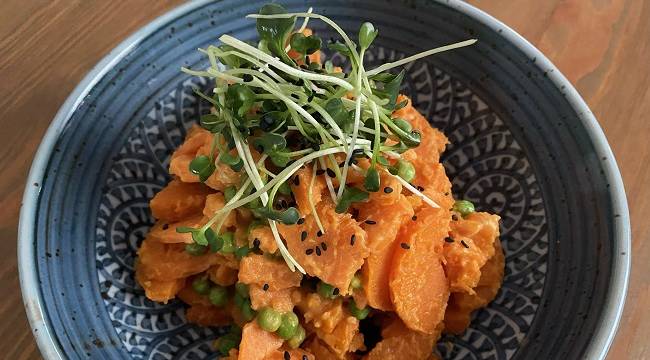 Süßkartoffelsalat mit Kresse und Sesam garniert