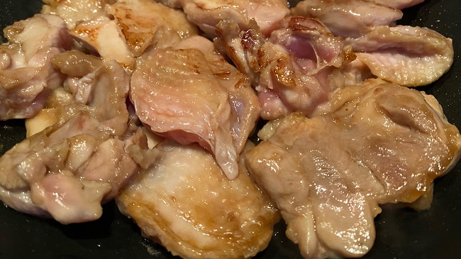 Hähnchen wird in der Pfanne gebraten