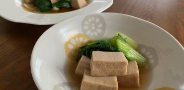 Tofu mit Pak Choy auf Tellern serviert