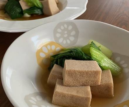 Tofu mit Pak Choy auf Tellern serviert