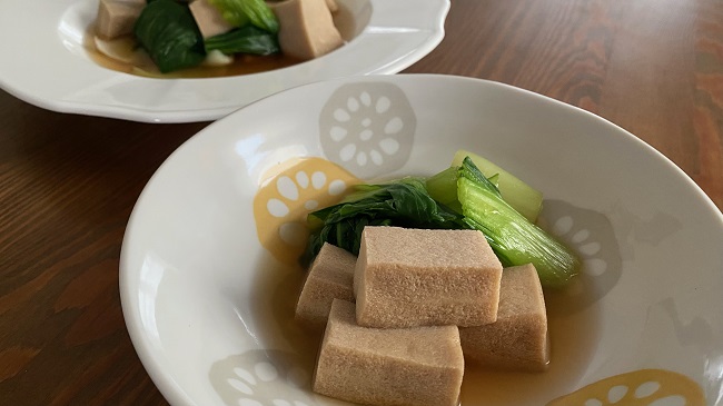 Tofu mit Pak Choy auf Tellern serviert