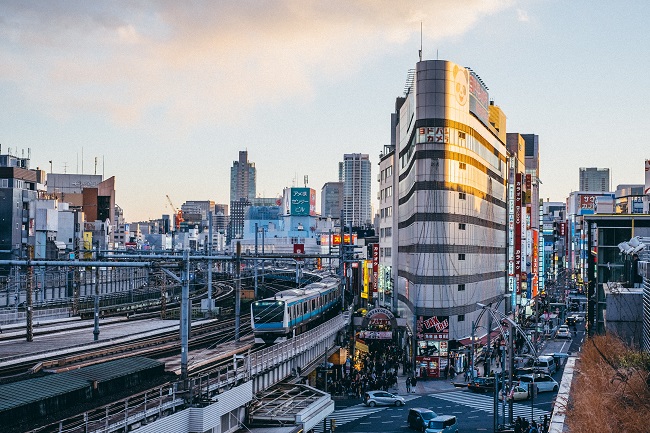 Direkt am Bahnhof Ueno mit Blick auf die Ameyoko.