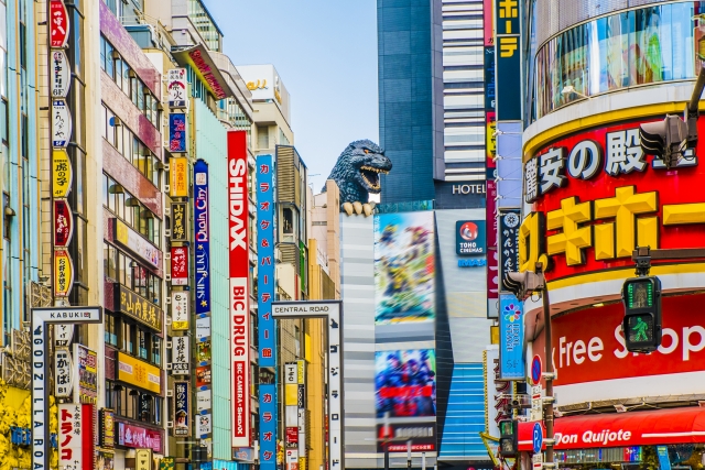 Die ikonische Godzilla-Statue in Shinjuku.