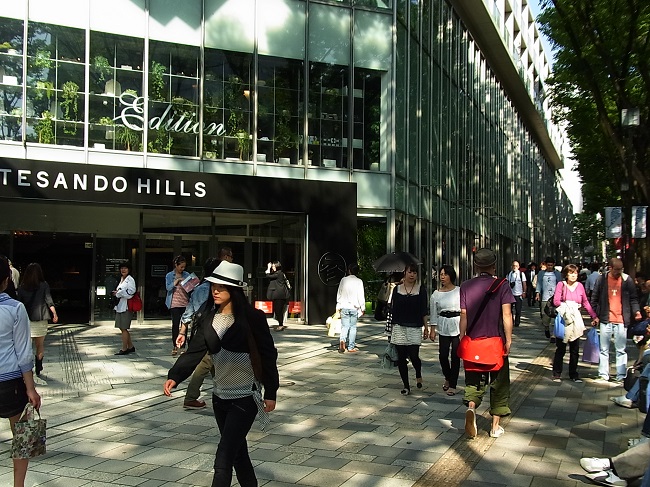 Shoppingcenter Omotesando Hill in Tokyo im Sonnenlicht mit Passanten