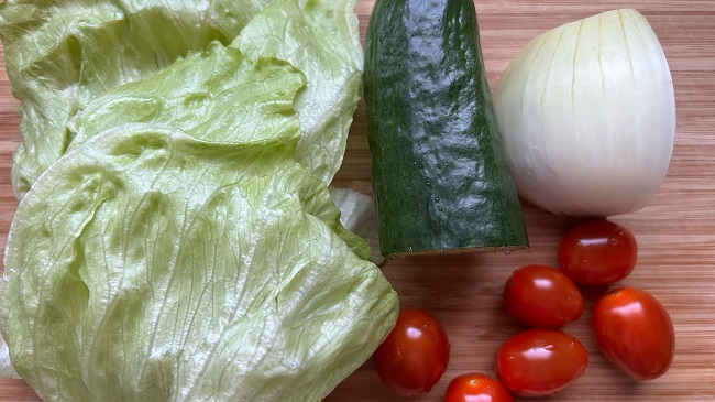 Gurke, Salat, Zwiebel und Cocktailtomaten