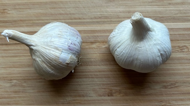 Zwei Knollen Knoblauch