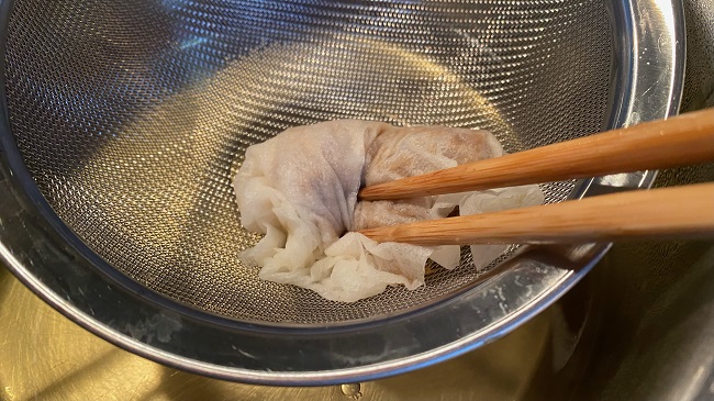 Katsuobushi mit Stäbchen ausdrücken