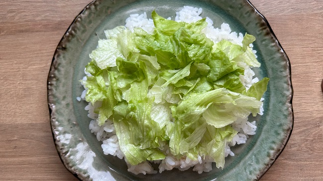 Grüner Salat auf Reis