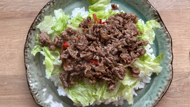 Hackfleisch-Mischung auf Salat und Reis