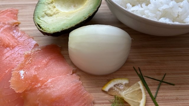 Zwiebel, Avocado, Reis und Lachs