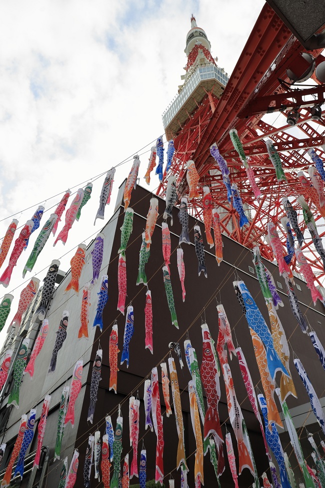 Koi-Flaggen am Tokyo Tower