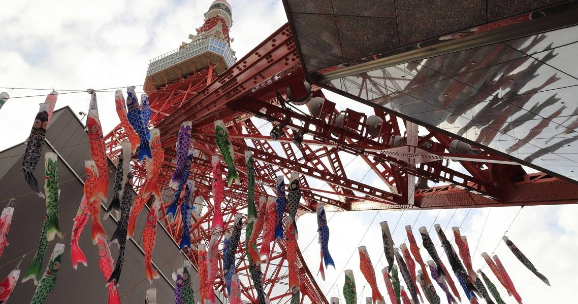 Tokyo Tower mit Koi-Flaggen