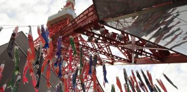 Tokyo Tower mit Koi-Flaggen