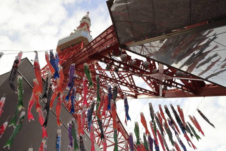 Tokyo Tower mit Koi-Flaggen