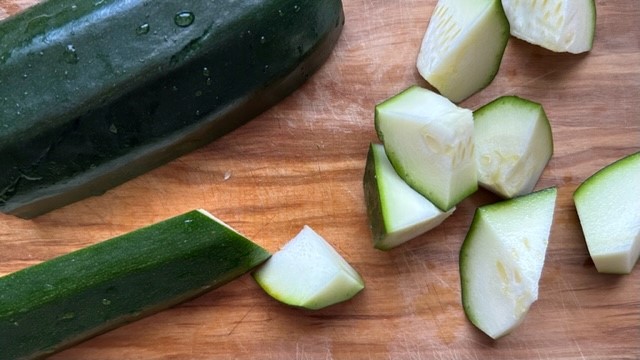 Zucchini wird in Würfel geschnitten