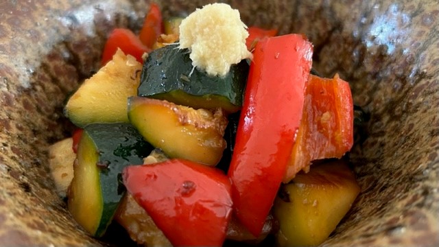 Gebratene Zucchini und Paprika mit Ingwer