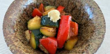 Gebratene Zucchini und Paprika mit Ingwer