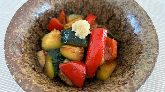 Gebratene Zucchini und Paprika mit Ingwer