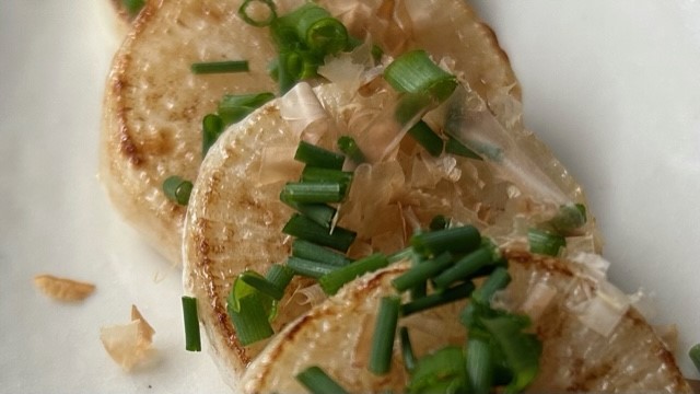 Gebratener Rettich mit Schnittlauch und Bonito-Flocken