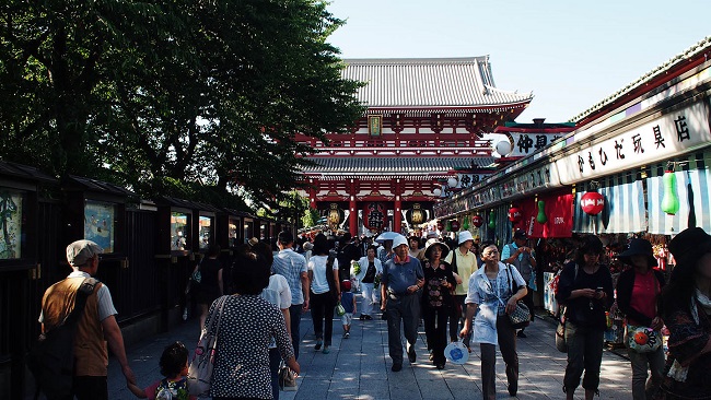 Besucher des Lampionblumenfestes strömen über das Gelände des Sensō-ji-Temples