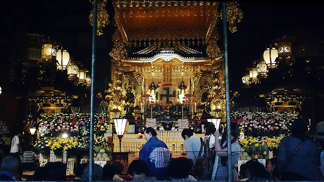 Betende vor einem riesigen, goldenen buddhistischen Altar