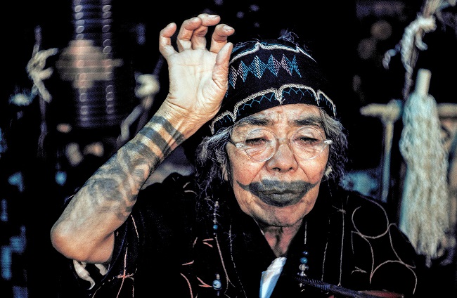 Ainu-Frau mit Tätowierungen 1962