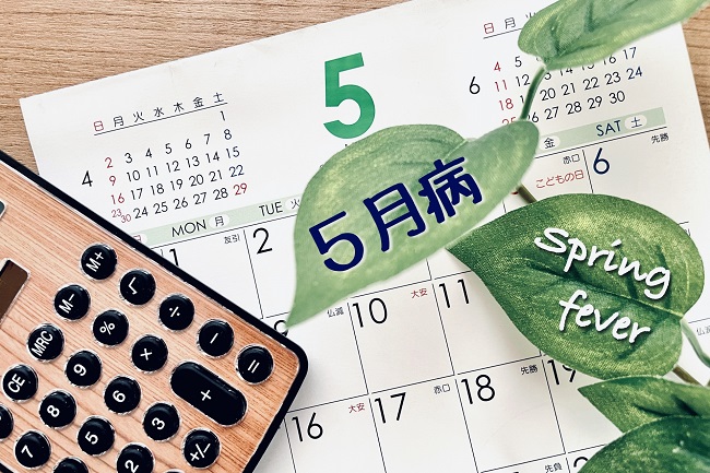 Kalender aufgeschlagen beim Monat Mai, dazu die Worte ５月病 und die englische Übersetzung "Spring fever"