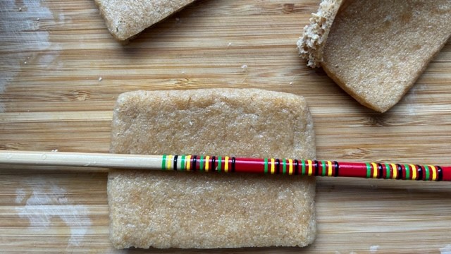 Abura-Age-Tofu-Taschen werden mit einem Stäbchen geglättet