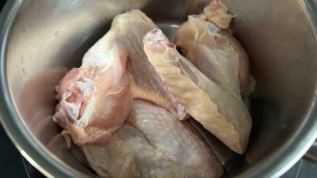 Hähnchen wird im Topf knusprig angebraten