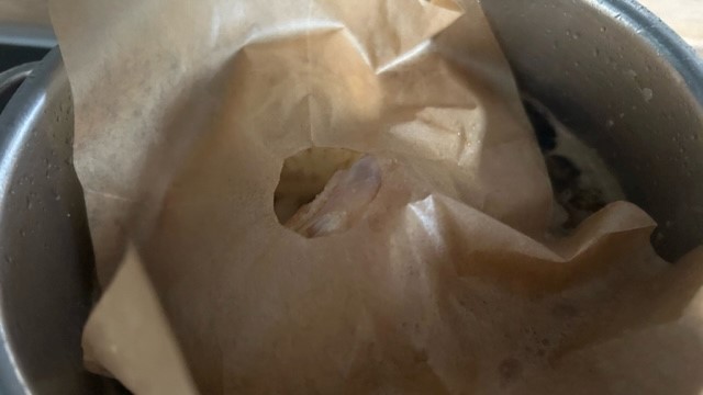 Hähnchenföügel mit Backpapier abgedeckt