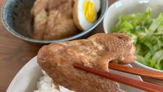 Hähnchenflügel mit gekochten Eiern serviert mit Salatbeilage und Stäbchen