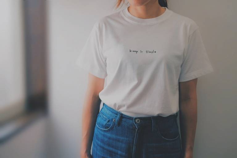 Frau im weißen T-Shirt mit der Aufschrift 