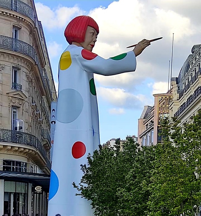 Statue Kusama Yayoi in Paris