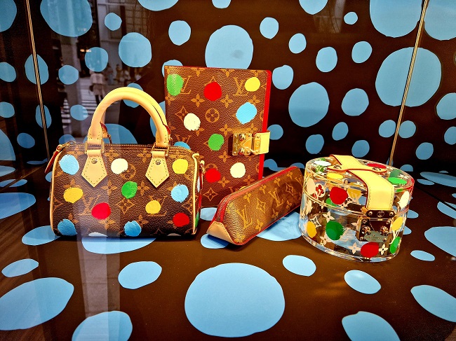 Taschen von Louis Vuitton mit Kusamas berühmten Polka-Dot