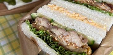Eier- & Teriyaki-Sandwiches in Bento-Box auf kariertem Tuch serviert