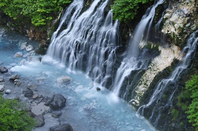 Shirahige-Wasserfall von Grün umgeben