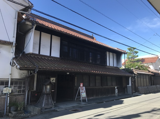 Eingang der Kamoizumi-Brauerei.