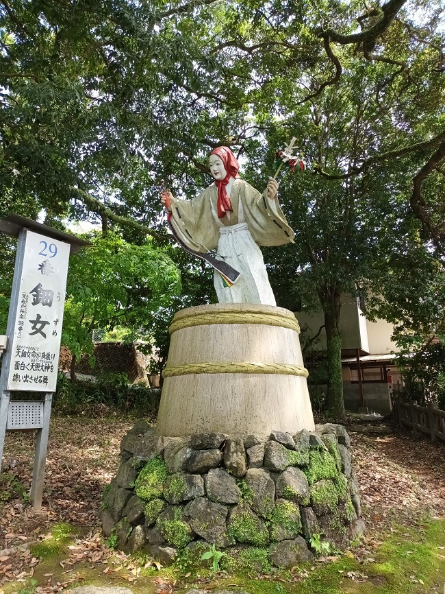 Statue der tanzenden Göttin Ame-no-Uzume-no-Mikoto