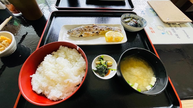 Typisches japanisches Menü mit frischem Flusslachs aus Takachiho