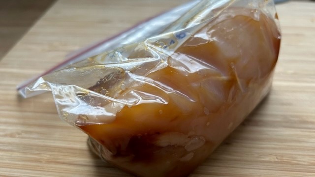 Hähnchenbrust in Marinade im Plastikbeutel